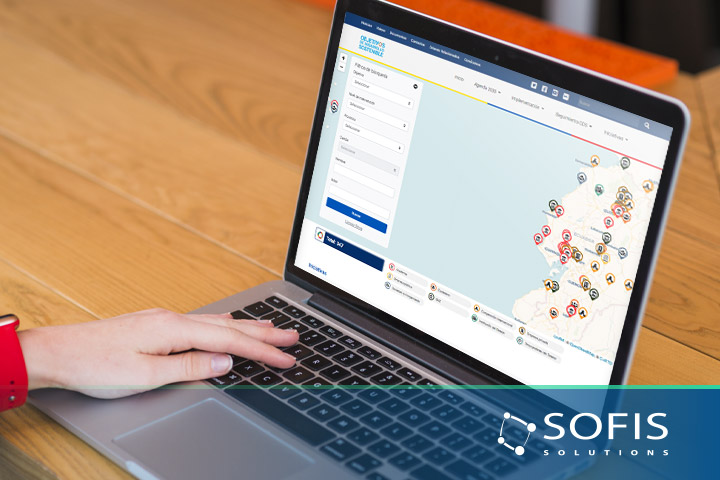 Persona frente a una laptop