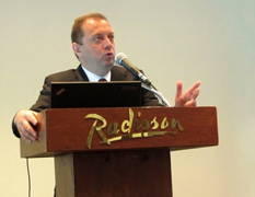 Homem a fazer uma apresentação