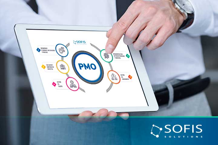 Hombre mostrando una infografía de TMO en una tableta