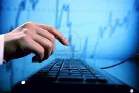 Pessoa em frente ao computador