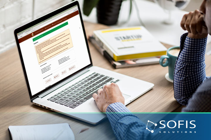 Persona frente a una computadora.