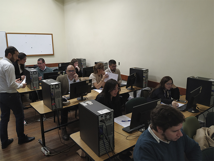 Personas recibiendo una capacitación