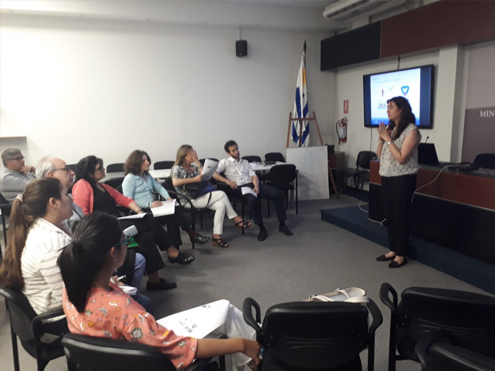 Persona dando capacitación del RUJE