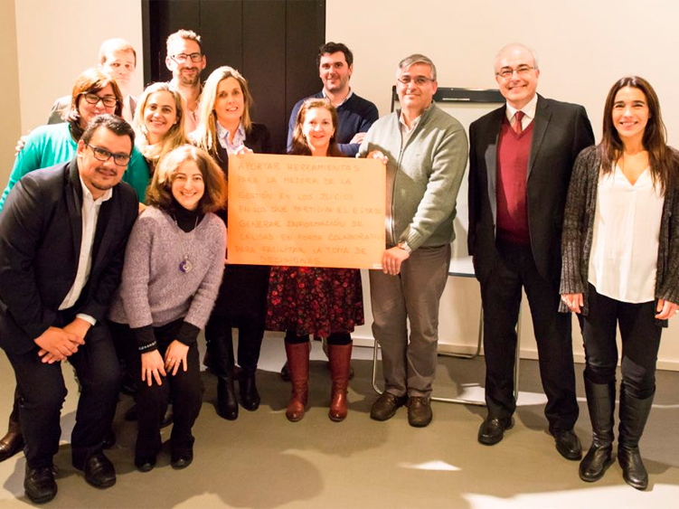 Equipo de trabajo reunido.