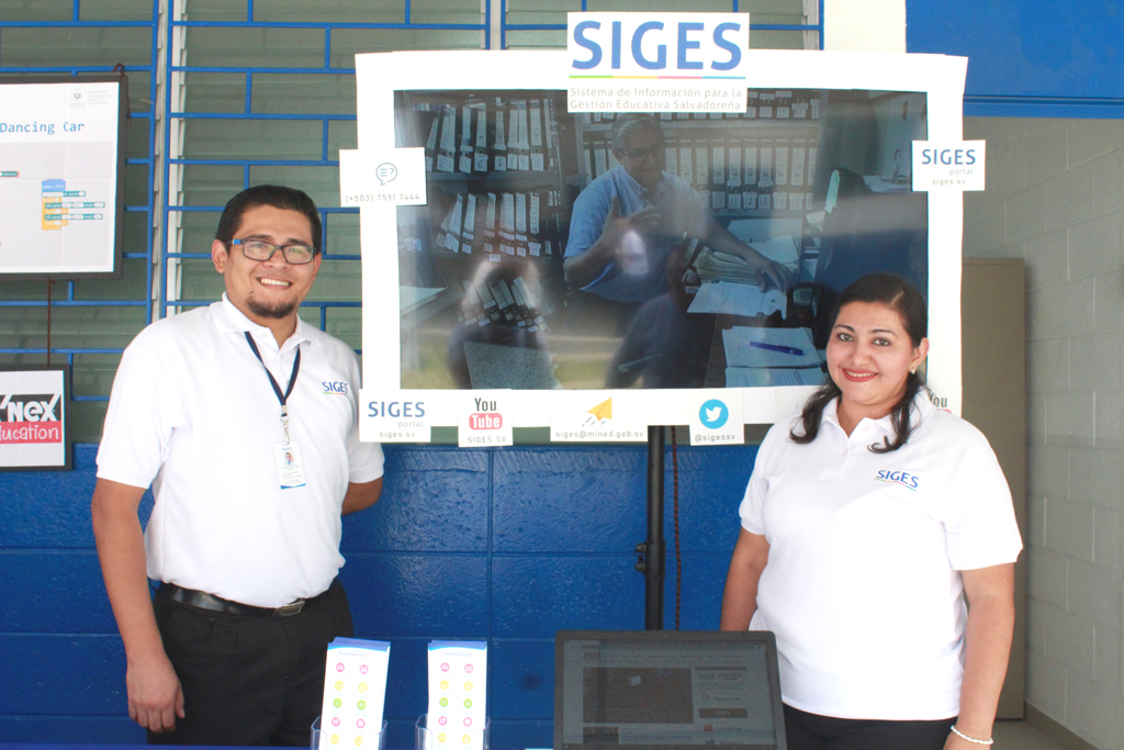 Personas presentando el SIGES