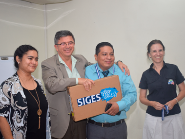 Autoridades do MINED e do FOMILENIO a entregar o prémio.