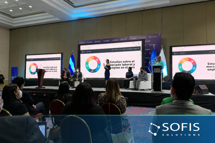 Persona explicando qué es el SIMEL