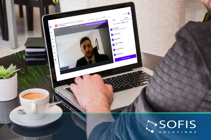 Persona observan una ponencia en computadora.