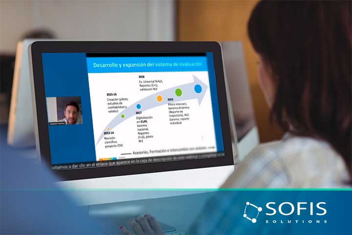 Mujer viendo en una computadora un webinar.