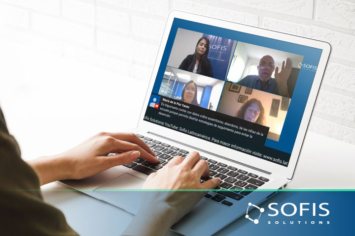 Persona viendo un webinar en una laptop