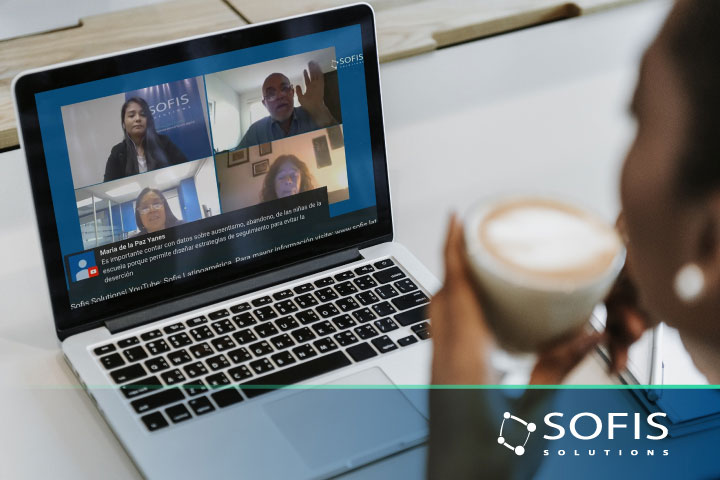 Mulher a assistir a um webinar