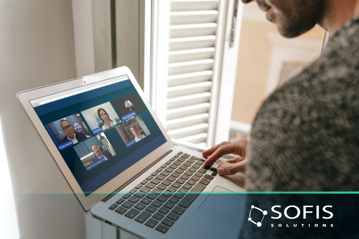 Homem a assistir a um webinar