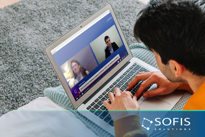 Hombre frente a una computadora viendo un webinar