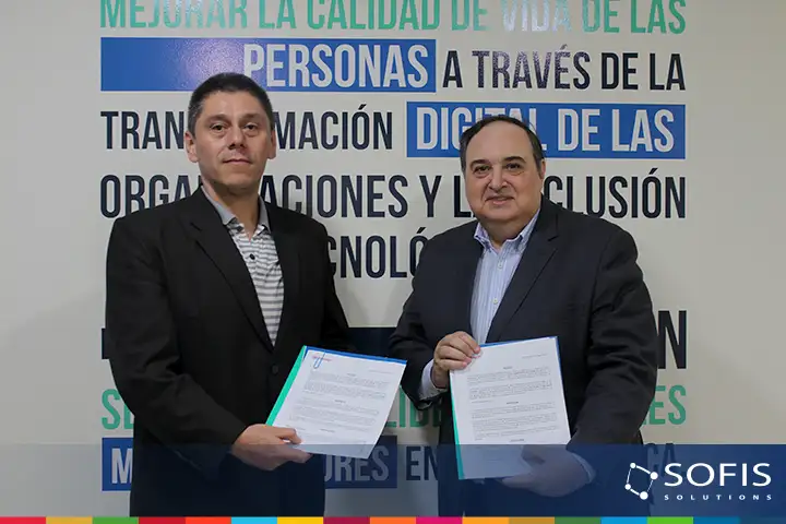 Dois homens a mostrar alguns documentos em papel.