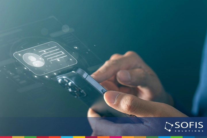 Persona dando clic a la pantalla de un móvil