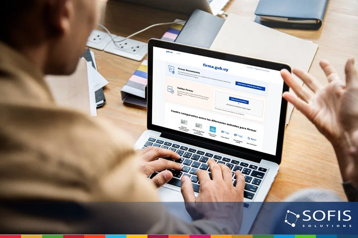 Persona frente a una computadora