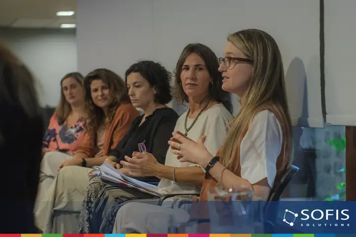 Mulheres a participar numa discussão